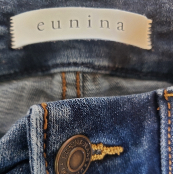Eunina Jeans Greta. Mid Rise. Skinny. Size 3 - Picture 3 of 7
